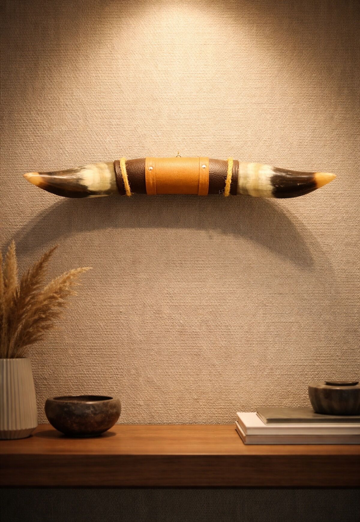 Bullenhorn Wandobjekt Modell 6 - Naturhorn Einzelstück mit Leder & Holzhalterung