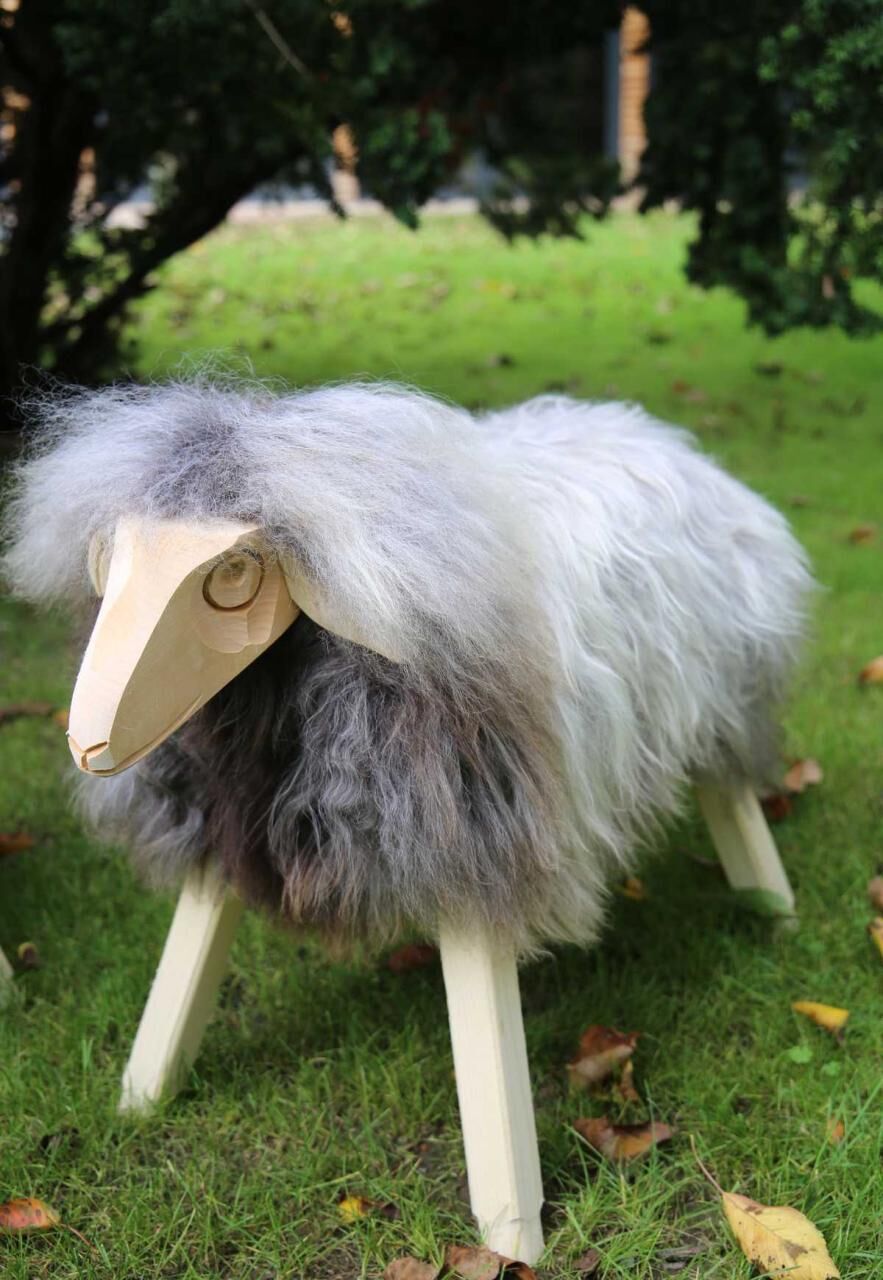 Holzschaf Pauline XXL Lammfell Modell 96 Grau -
