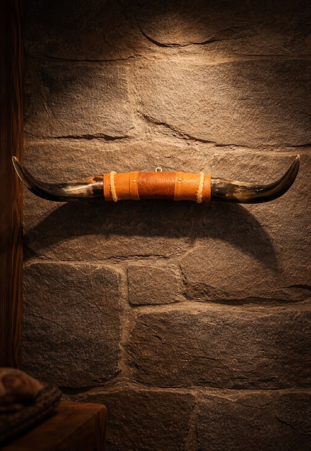 Bullenhorn Wandobjekt Modell 12 - Naturhorn Einzelstück mit Leder & Holzhalterung