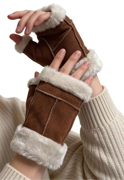 Fingerlose Handschuhe aus Lammfell in Braun – warm & zeitlos