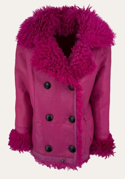 Curly-Lammfell-Wendejacke in Pink – zwei Looks, ein Stil