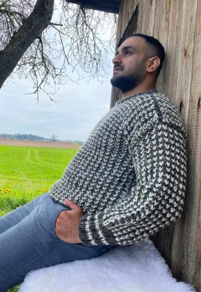 Knitted Sweater in Grey/White Model 238