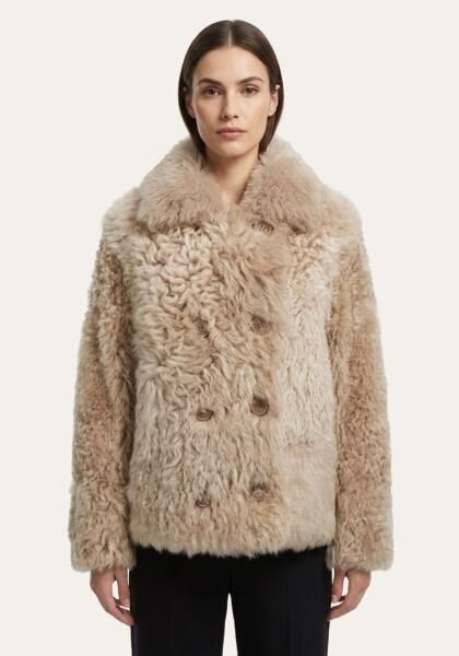 Curly-Lammfell-Wendejacke in Beige - zwei Looks, ein Stil