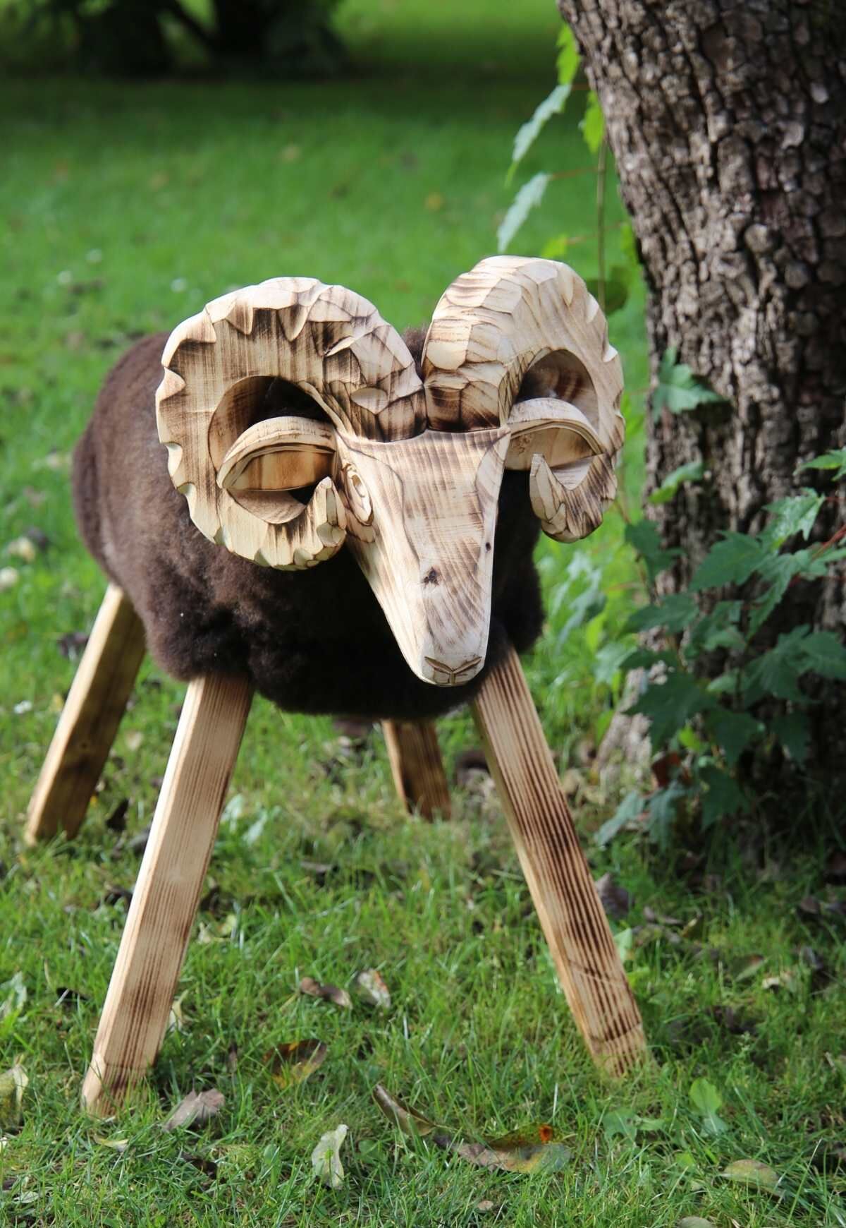 Holzschaf geschnitzt aus Holz mit Fell aus echtem Schaffell Braun, Lammfell