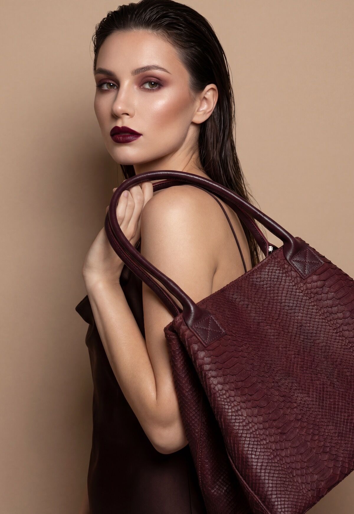 Damen Shopper aus Veloursleder mit Kroko-Prägung in Burgund