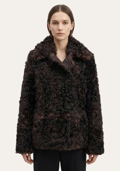 Curly-Lammfell-Wendejacke in Dunkelbraun - zwei Looks, ein Stil