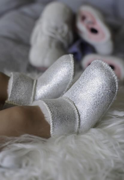 Shiny baby booties made of sheepskin