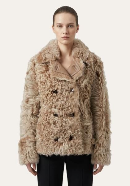 Curly-Lammfell-Wendejacke in Cappuccino - zwei Looks, ein Stil