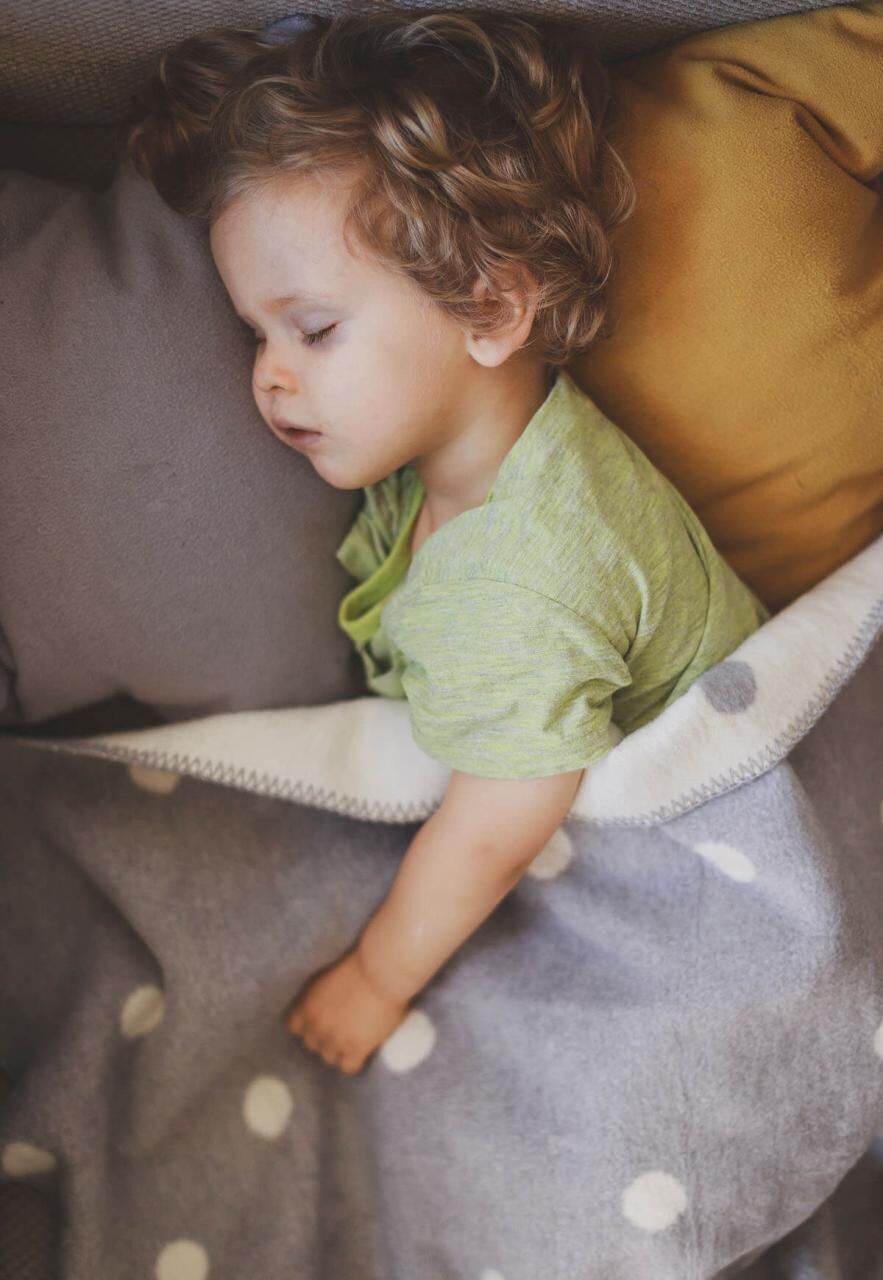 Babydecke aus 100% Baumwolle 75 x 100 mit Punkten - Farbe: Grau