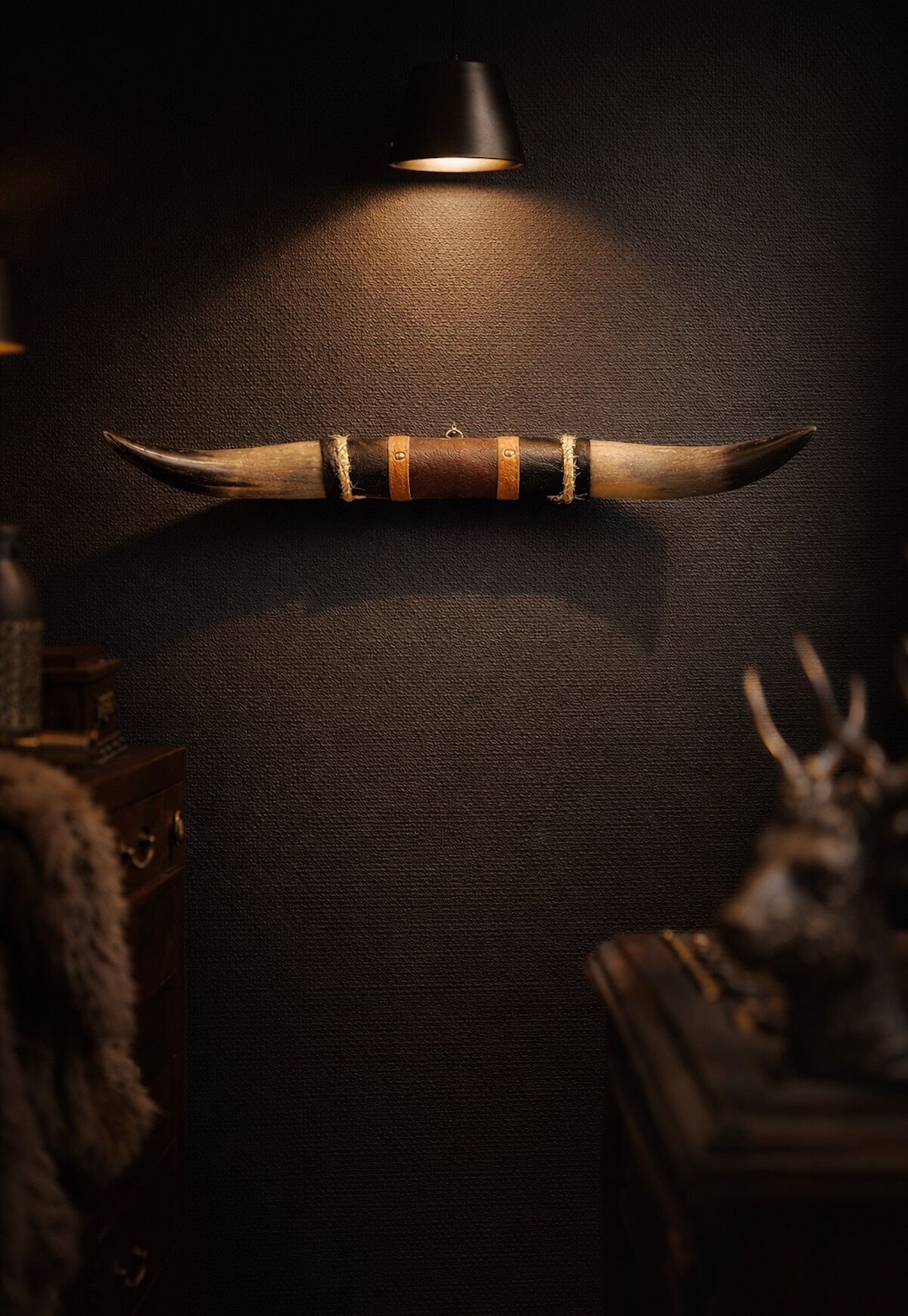 Bullenhorn Wandobjekt Modell 8 - Naturhorn Einzelstück mit Leder & Holzhalterung