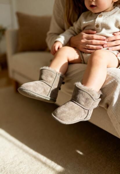 Baby Lammfellschuhe MIT KLETTVERSCHLUSS Camel – Weich, warm & rutschfest