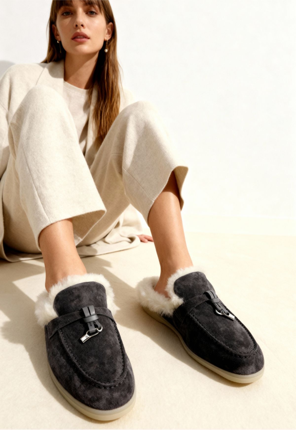 Fiorana Damen Lammfell-Mules Anthrazit – Handgefertigter Komfort in seiner schönsten Form