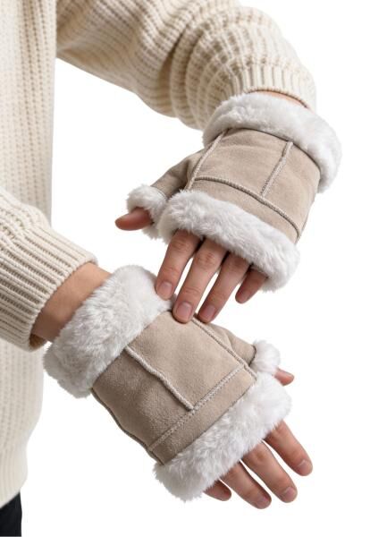 Fingerlose Handschuhe aus Lammfell in Beige – warm & zeitlos