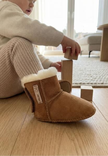 Baby Lammfellschuhe MIT KLETTVERSCHLUSS Braun/Weiß - Weich warm & rutschfest
